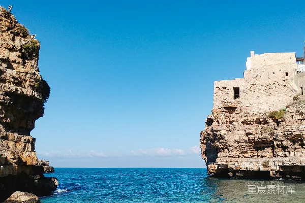 高清摄影 一块岩石海滩的景色，清澈蔚蓝的海水