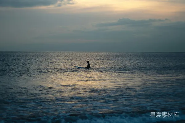 高清摄影 白天有人在海浪上冲浪