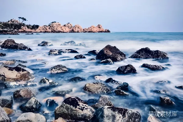 高清摄影 一堆漂浮在水中的石头
