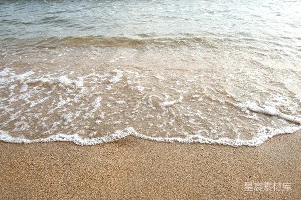 高清摄影 一片沙滩上有波浪涌向岸边