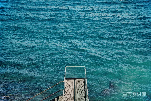 高清摄影 水边的一条木制码头