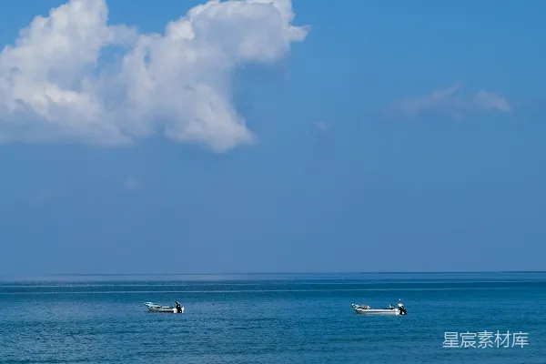 高清摄影 几艘船漂浮在一大片水面上