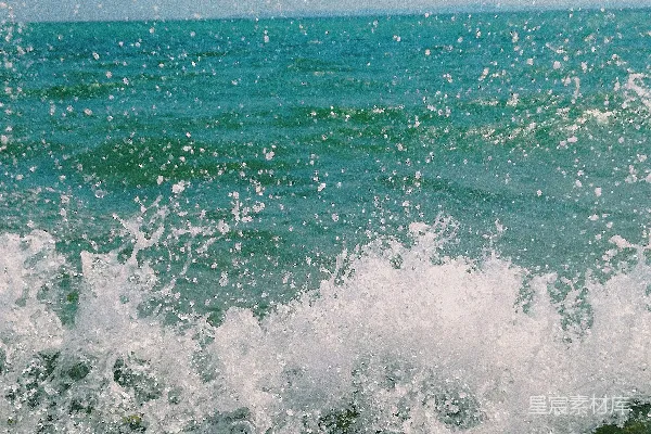 高清摄影 白天海浪拍打在海岸上