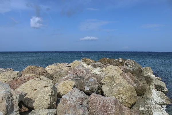 高清摄影 背景中有水面的岩石海滩