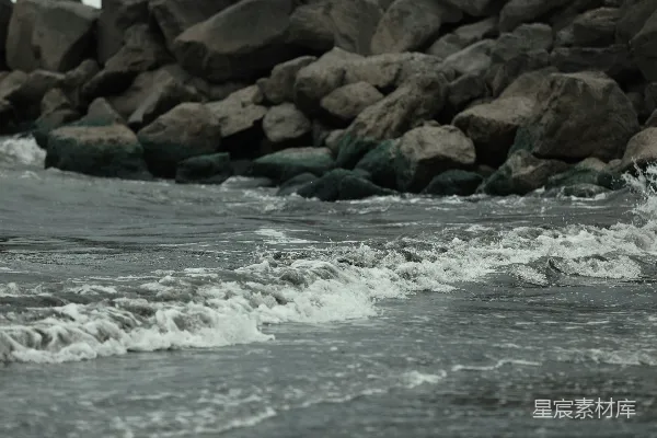 高清摄影 海浪拍打着岸边的岩石。