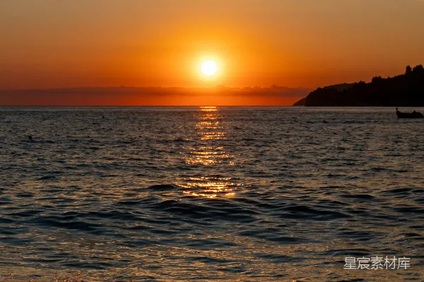 高清摄影 夕阳下的大海，波澜轻柔