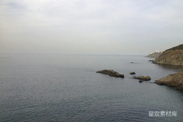高清摄影 白天灰岩形成于白天下海中的景象