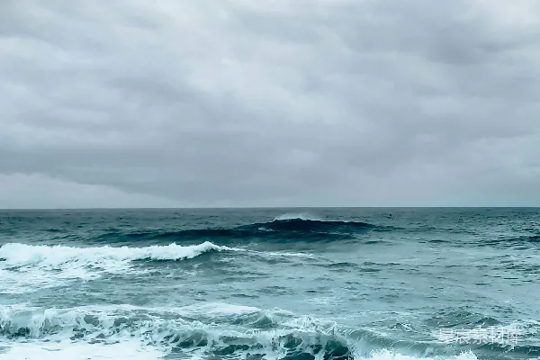 高清摄影 一片细软的沙滩，海浪一波波涌向岸边。