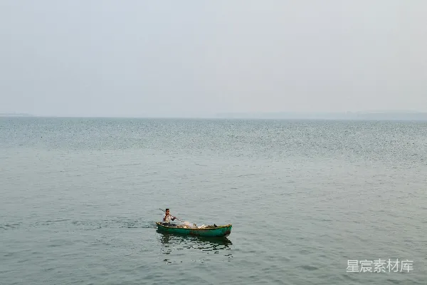 高清摄影 绿衣人在白天乘着 kayak 在海上