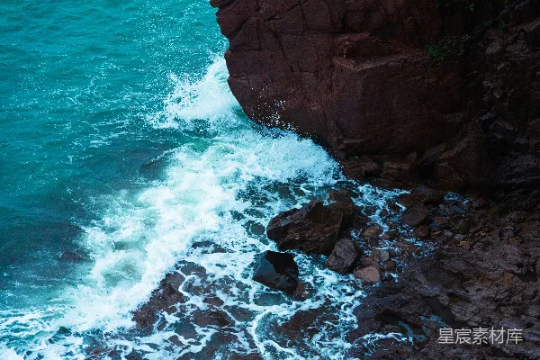 高清摄影 白天海浪拍击岩石海岸