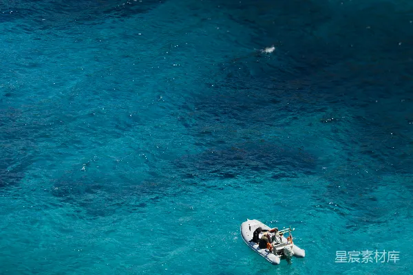 高清摄影 一只小船漂浮在水体上