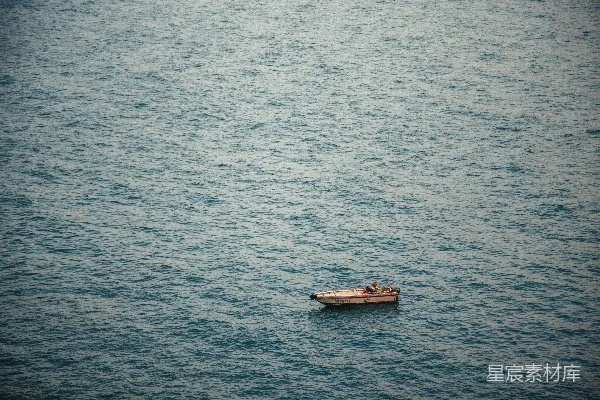 高清摄影 一艘小船漂浮在一片大水面之上