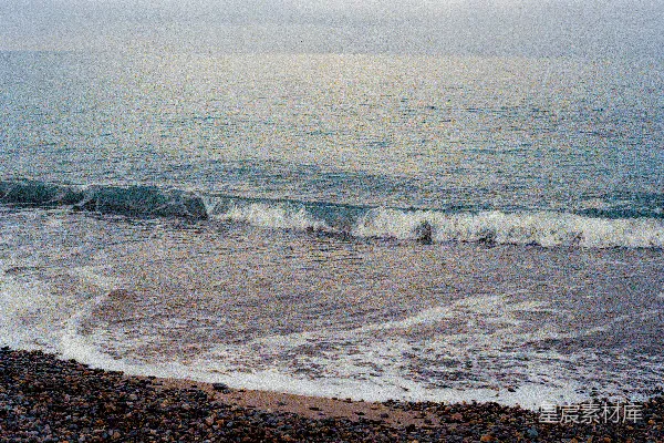 高清摄影 一个海浪涌向岸边的海滩