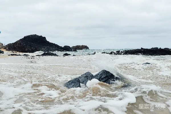 高清摄影 海浪在阴云的天空下