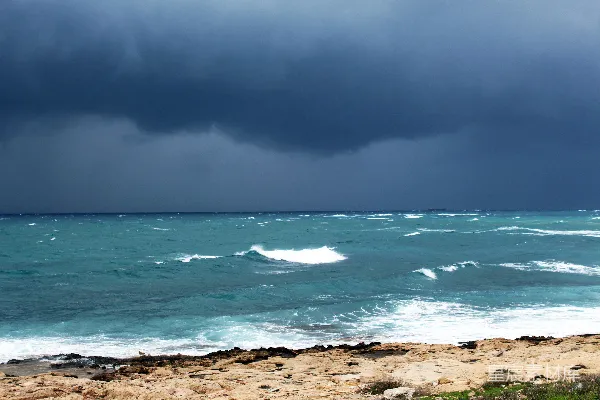 高清摄影 白天海浪拍打在岸边