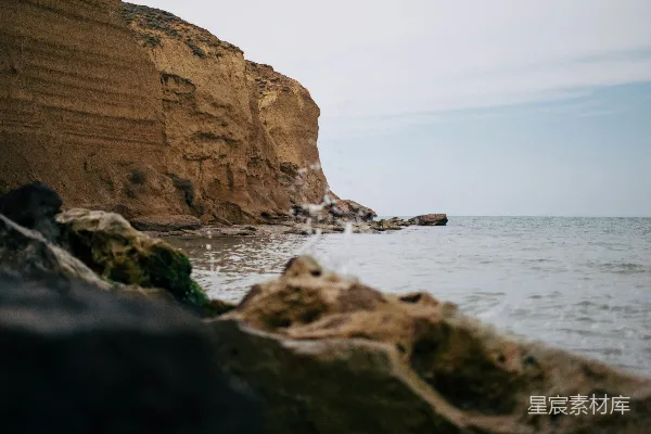 高清摄影 海边的一座岩石峭壁