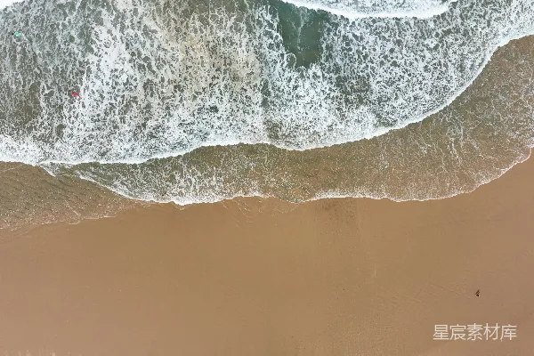 高清摄影 一片沙滩上的海景俯视图，波涛汹涌