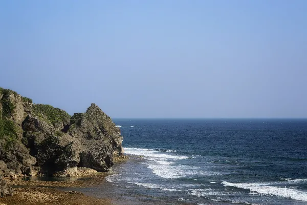 高清摄影 棕色的落基山脉白天位于湖泊旁