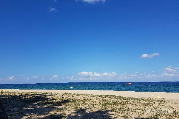 高清摄影 远处有一艘船的金色沙滩