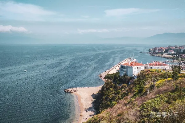 高清摄影 蓝海与晴空的侧景。