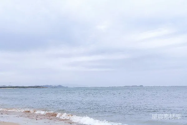 高清摄影 白天海浪拍打在海岸上