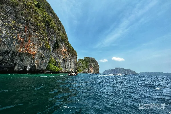 高清摄影 一群船漂浮在一大片水体之上