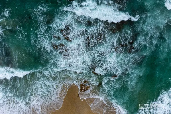 高清摄影 海滩上波浪的冲撞