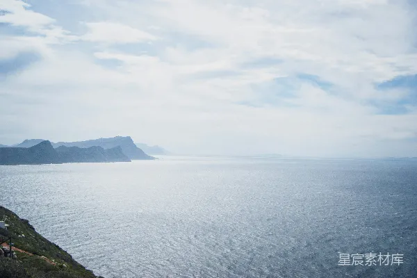 高清摄影 背景中有许多山峰的大片水域