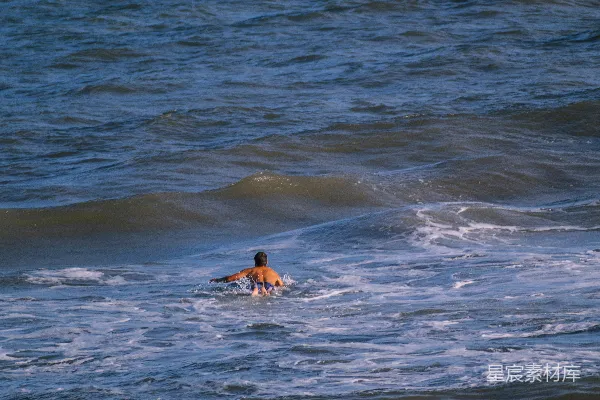 高清摄影 一个男子骑在冲浪板上 surfing于波浪之上