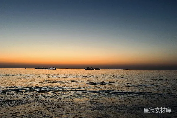 高清摄影 一群船只漂浮在一大片水体上