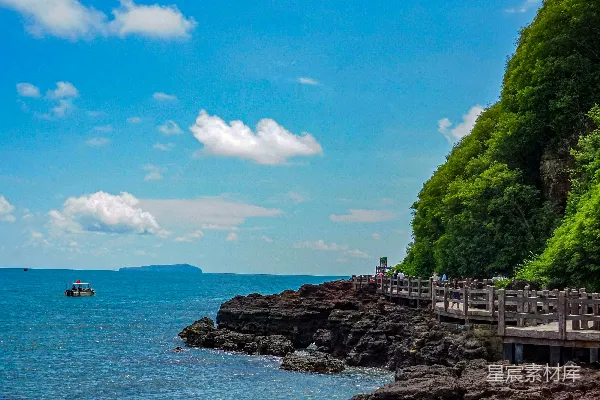 高清摄影 一艘船靠近岩石海岸的水面上方