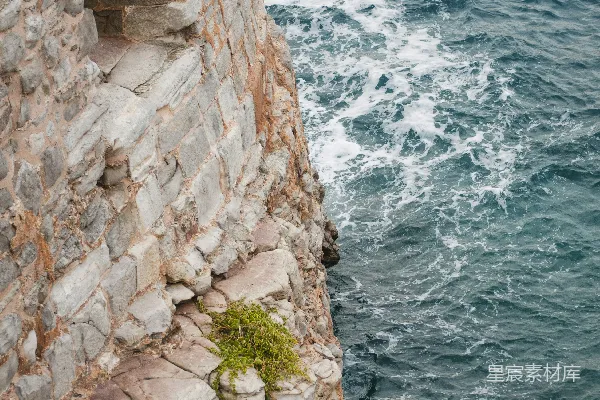 高清摄影 海边白天建石头结构