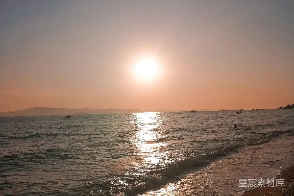高清摄影 海边波浪在日落时分拍打海岸