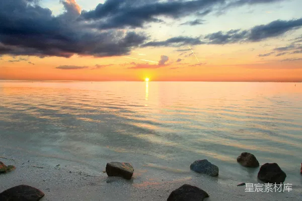 高清摄影 一片岩石突出的海滩，夕阳西下