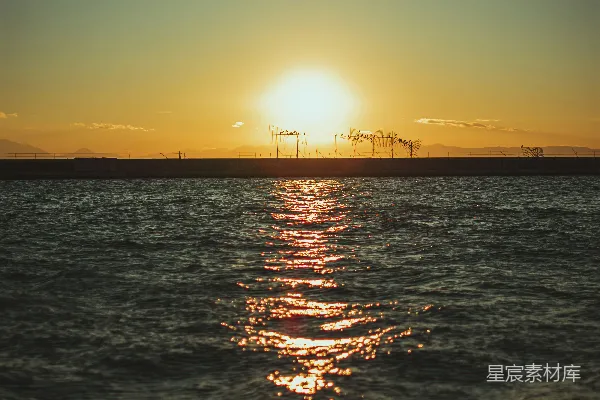 高清摄影 夕阳映照在一片水域之上