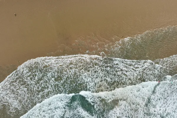 高清摄影 海滩上空俯瞰的画面，海浪涌来。