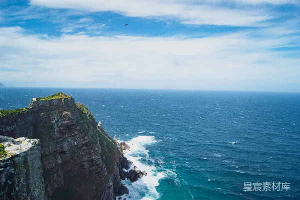 高清摄影 海岬旁一只鸟在空中飞翔