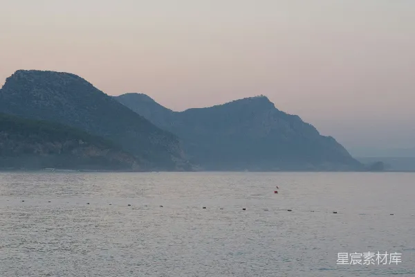 高清摄影 背景中有许多山的广阔水域