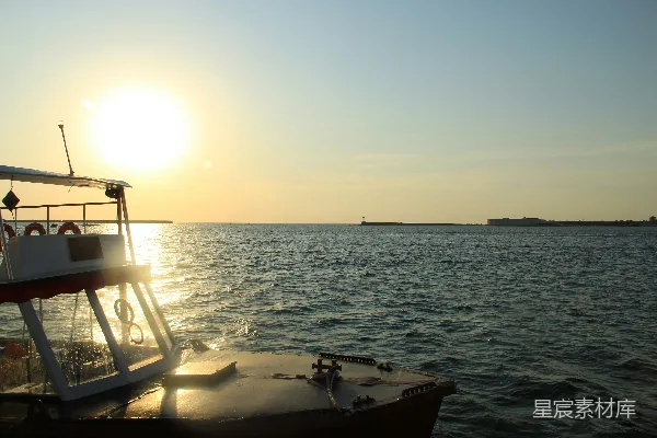 高清摄影 夕阳西下，一只船在水中。
