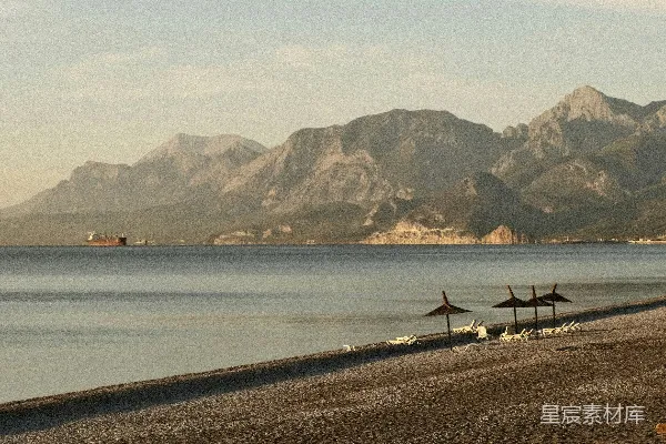 高清摄影 背景是山峦的金色沙滩