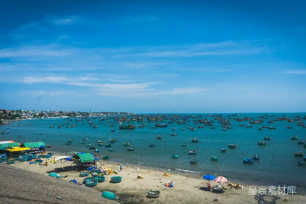 高清摄影 一群船只漂浮在水面之上