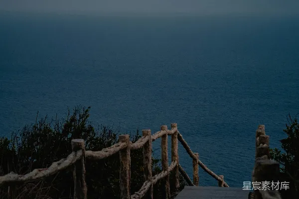 高清摄影 夜晚通往海边的一条木制走道
