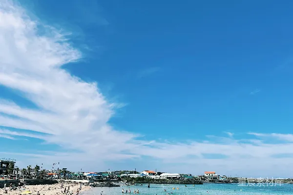 高清摄影 背景中有人们和建筑物的海滩