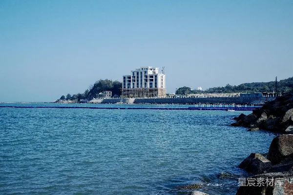 高清摄影 背景中有座建筑的一片水域。