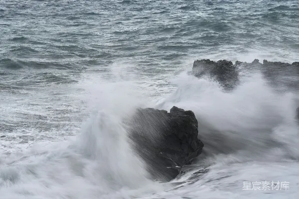 高清摄影 海浪撞击着黑暗的岩石海岸
