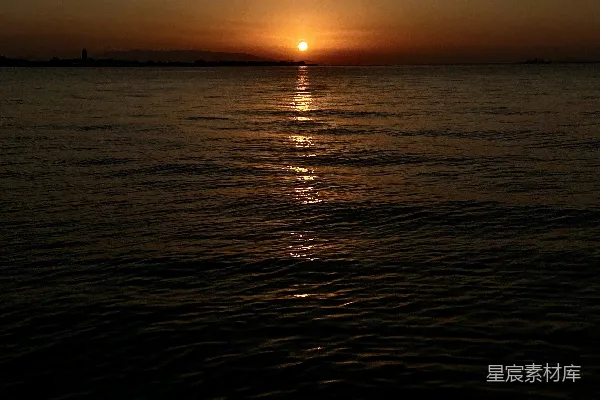 高清摄影 夕阳西下，映照着大海。