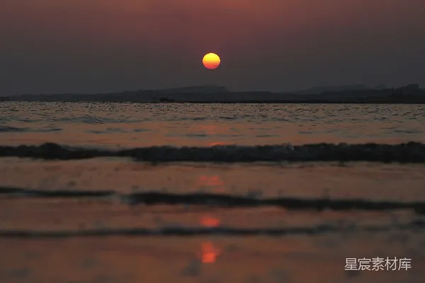 高清摄影 夕阳下的海洋及其炽热的倒影。