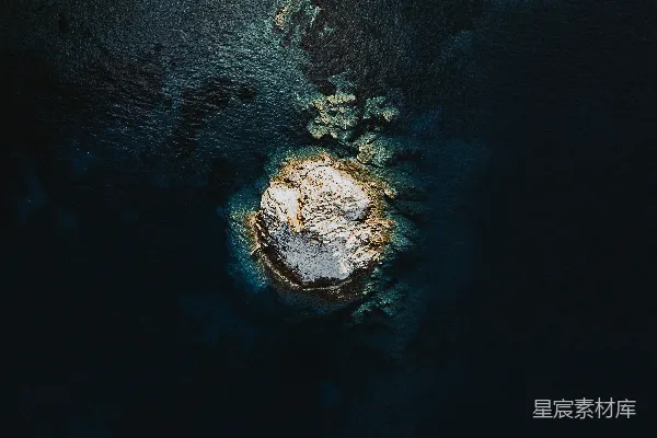 高清摄影 棕色和黑色的石头漂在水上