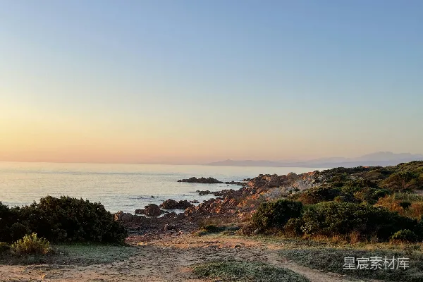 高清摄影 岩石嶙峋的海边，背景是水面。