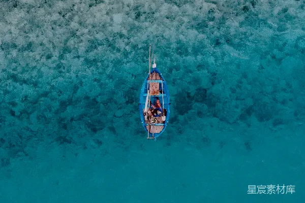 高清摄影 一艘小船漂浮在水面上